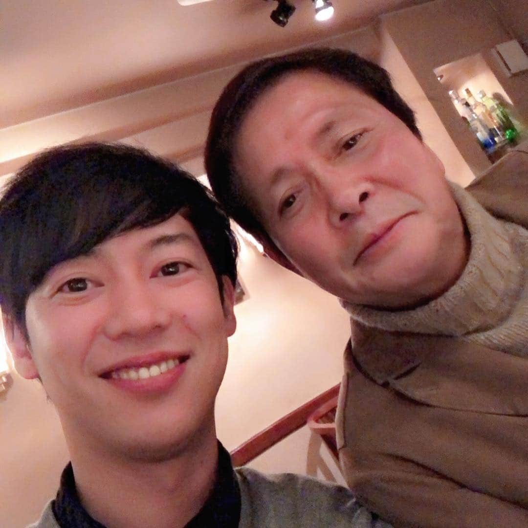松阪ゆうきのインスタグラム：「浜先生にご飯に連れて行ってもらいまして＾＾ シャンパンに🍾始まり、熱燗6合、赤ワイン🍷2杯、martini、ウヰスキー。  赤坂の焼き鳥屋さんから、 赤坂、銀座のバーを4軒。  先生飲む飲むww 俺も久しぶりにこんな呑みました💦  でも先生とその周りの方々と、今までの色んなお話をお伺いして、非常に楽しかったです(o^^o)  楽しいとついつい飲み過ぎちゃう💦  今日は一日安静にしてますww  #松阪ゆうき  #浜圭介 先生 #お酒はほどほどにね でも #楽しい酒」