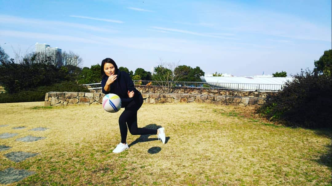 新谷あやかさんのインスタグラム写真 - (新谷あやかInstagram)「ラグビーしてきたー！🏉 ･  予想以上に、スッゴい楽しいんだよ！！ボール１つで出来るし、女の子も、子供も出来るしね⭐️⭐️ ･  I practiced rugby! I'm into rugby so much!!!!🤩 ･  #新谷あやか #しんやあやか #shinyaayaka  #actress  #rugby #タレント  #英語 #english  #englishlesson #英語の勉強  #英語が好き  #nz  #nz🇳🇿 #newzealand  #rugby  #rugbygirls  #rwc2019  #rwc2019japan  #ラグビー #ラグビー女子  #ラグビー好きな人と繋がりたい  #ラグビーワールドカップ2019  #ラグビーワールドカップ」2月24日 16時42分 - shinya.ayaka