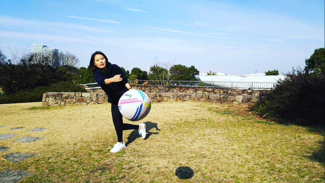 新谷あやかさんのインスタグラム写真 - (新谷あやかInstagram)「ラグビーしてきたー！🏉 ･  予想以上に、スッゴい楽しいんだよ！！ボール１つで出来るし、女の子も、子供も出来るしね⭐️⭐️ ･  I practiced rugby! I'm into rugby so much!!!!🤩 ･  #新谷あやか #しんやあやか #shinyaayaka  #actress  #rugby #タレント  #英語 #english  #englishlesson #英語の勉強  #英語が好き  #nz  #nz🇳🇿 #newzealand  #rugby  #rugbygirls  #rwc2019  #rwc2019japan  #ラグビー #ラグビー女子  #ラグビー好きな人と繋がりたい  #ラグビーワールドカップ2019  #ラグビーワールドカップ」2月24日 16時42分 - shinya.ayaka