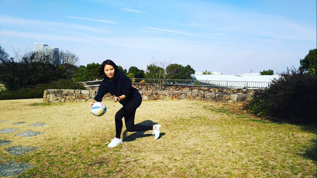 新谷あやかさんのインスタグラム写真 - (新谷あやかInstagram)「ラグビーしてきたー！🏉 ･  予想以上に、スッゴい楽しいんだよ！！ボール１つで出来るし、女の子も、子供も出来るしね⭐️⭐️ ･  I practiced rugby! I'm into rugby so much!!!!🤩 ･  #新谷あやか #しんやあやか #shinyaayaka  #actress  #rugby #タレント  #英語 #english  #englishlesson #英語の勉強  #英語が好き  #nz  #nz🇳🇿 #newzealand  #rugby  #rugbygirls  #rwc2019  #rwc2019japan  #ラグビー #ラグビー女子  #ラグビー好きな人と繋がりたい  #ラグビーワールドカップ2019  #ラグビーワールドカップ」2月24日 16時42分 - shinya.ayaka