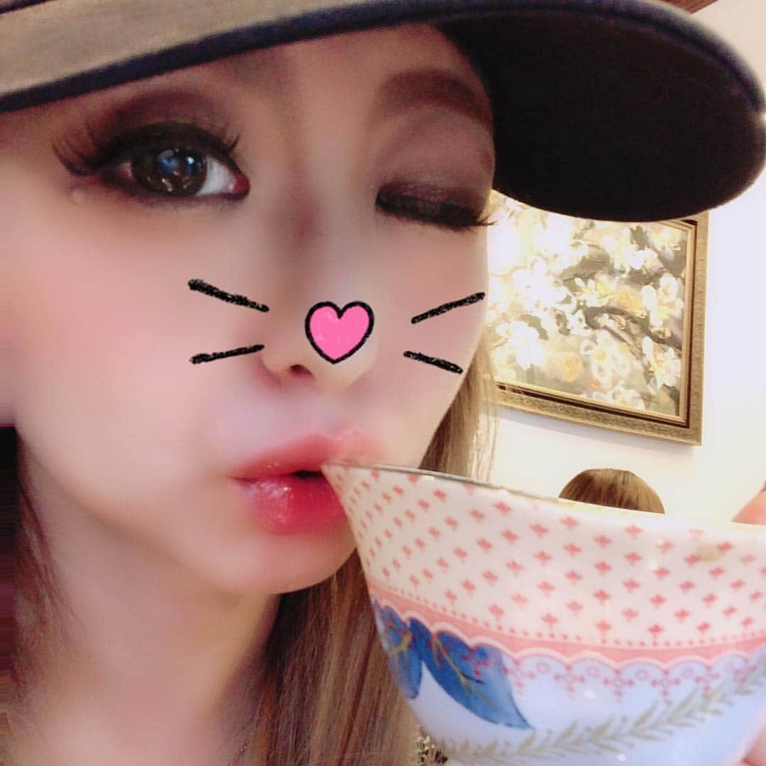 脇坂英理子のインスタグラム：「#ポケ活 疲れて #お茶 の時間でございます☕💕 #大好きな #ロイヤルミルクティー と #スコーン 🤗✨ #りこにゃん先生 #ポケモンgoに夢中」