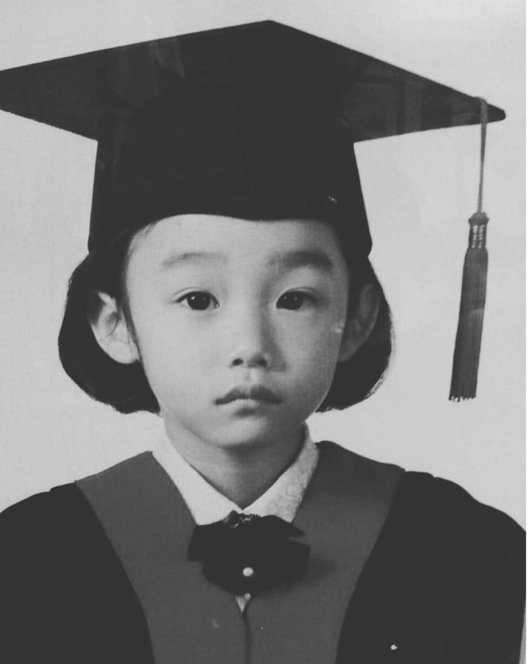 Baekのインスタグラム：「ママかおくられてきたわたしの昔の写真 なぜかモノクロです🤔」