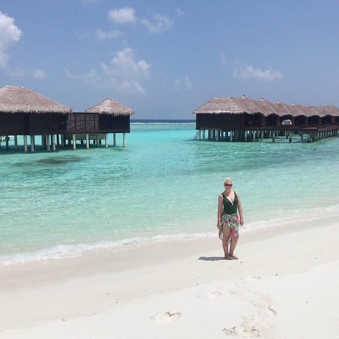 Baby Mのインスタグラム：「Wow day in #maldives 🌹✨ #maldives #honeymoons #beach #paradise」