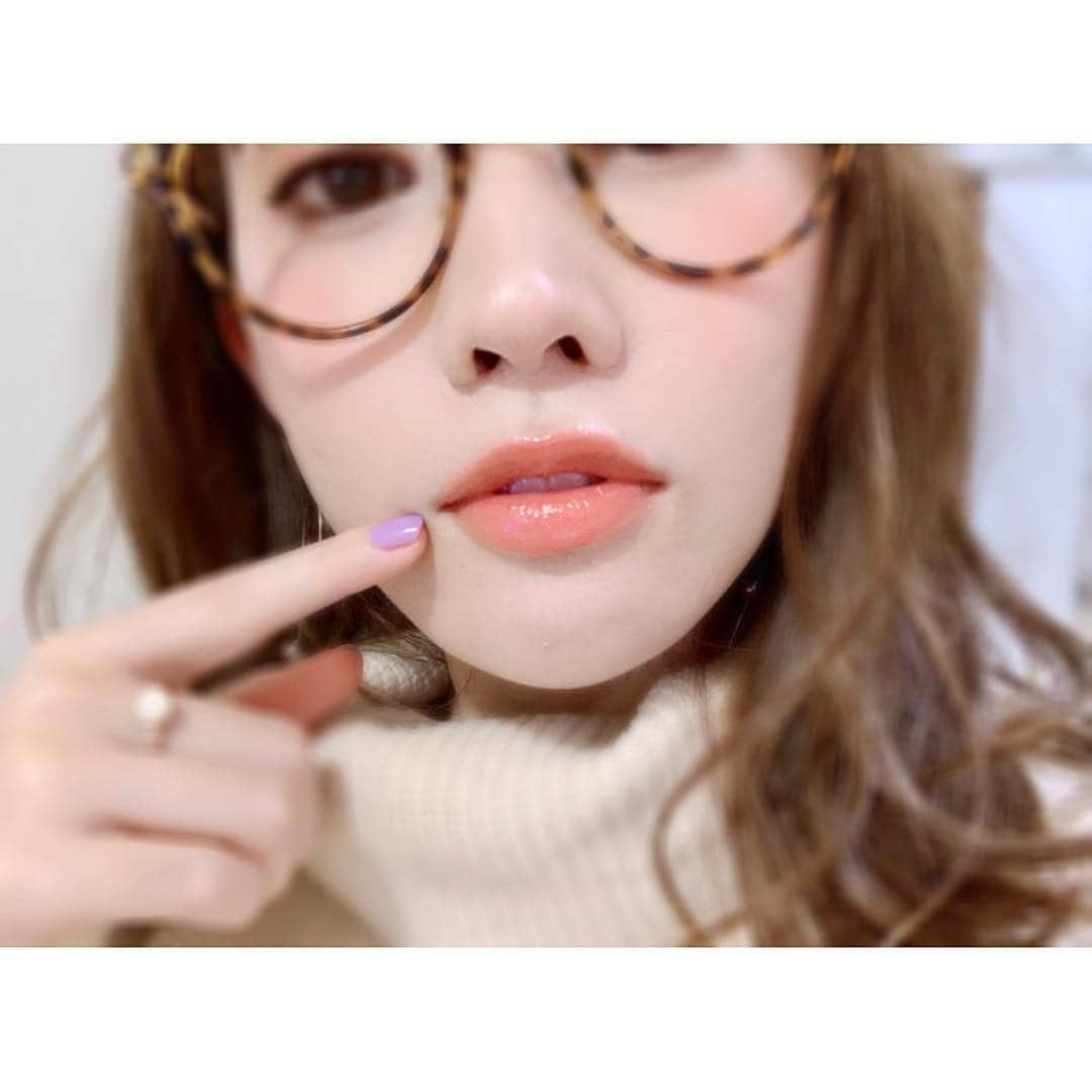 梶恵理子さんのインスタグラム写真 - (梶恵理子Instagram)「ちょっと待って、この組み合わせ可愛すぎやん？👄💞 . LUNASOL／フルグラマーリップス35 と m.m.m／リップ+チーク クリームティント01 (3/1発売) . . 完全にときめいた…💞🥺 やばいよなこれ . . #かじえり#かじえりイチオシ#かじえりメイク#かじえりコスメ#コスメ好きさんと繋がりたい#メイク好きさんと繋がりたい#ナチュラルコスメ#ルナソル#ムー#lunasol#mmm#かわいい#リップ#メイク#コスメ#デパコス#プチプラコスメ#唇」2月24日 17時53分 - kajierimakeup