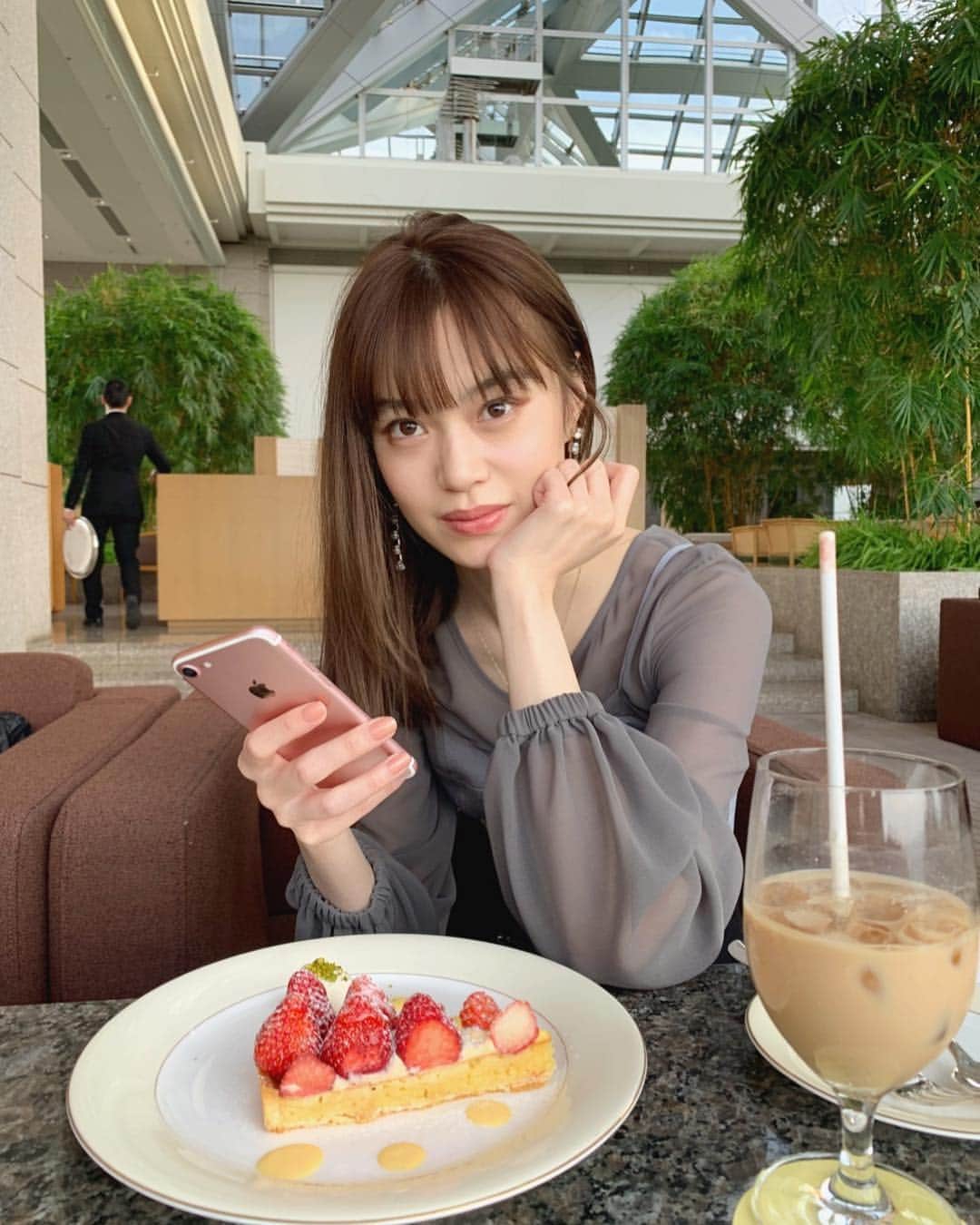 のインスタグラム：「天気いい日にここに来るのすきなのよね〜🍓 いつもコーヒーなので カフェラテ飲んだの久しぶり🥰美味しいよね〜。 #chill #cake #coffee #yum」