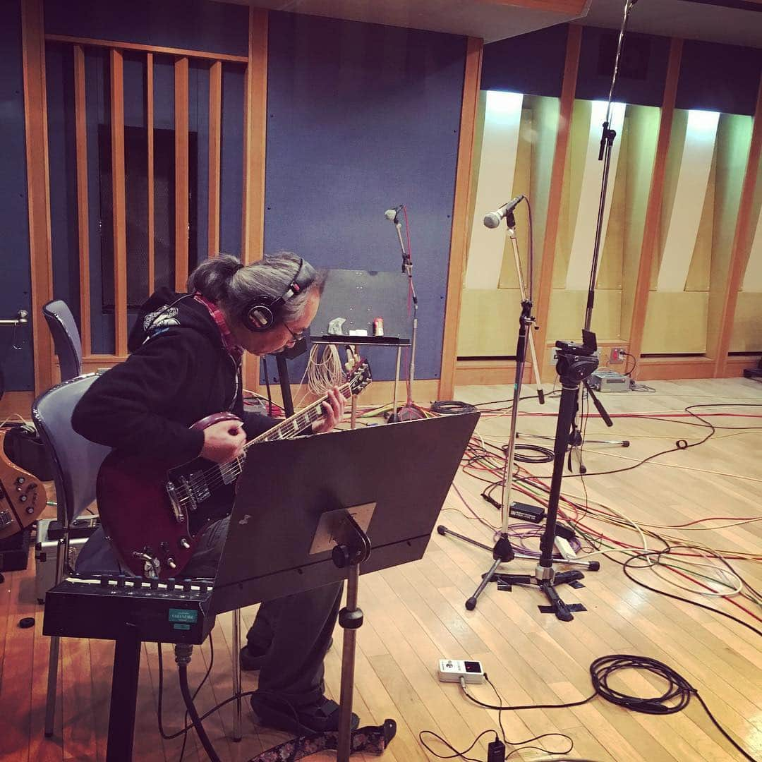 人間椅子さんのインスタグラム写真 - (人間椅子Instagram)「#レコーディング #終盤 #順調かな #guitarrecording #ギター録り #ヘッドフォン #真剣な表情 #座って演奏するスタイルです #30周年 #バンドマン」2月24日 18時47分 - ningen_isu