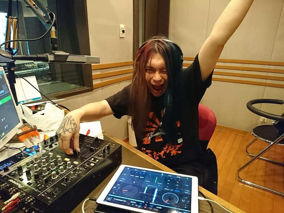 RIZEのインスタグラム：「【KenKen・ラジオ出演】 本日22時〜 α-STATION「WEEKEND SHELTER」 KenKenがDJとして登場！最終回「生選曲＆生DJスペシャル」をOA！ http://fm-kyoto.jp  #KenKen #WEEKENDSHELTER」