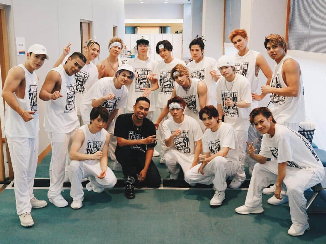 THE RAMPAGE from EXILE TRIBEさんのインスタグラム写真 - (THE RAMPAGE from EXILE TRIBEInstagram)「‪THE RAMPAGE LIVE TOUR 2019‬ "THROW YA FIST" 熊本公演2日目✊🏾 お越し頂きました皆様本当にありがとうございました✨ なんと本日EXILE NESMITHさんがスペシャルゲストとして熊本公演を盛り上げに来て下さいました🔥 アリーナで共演させて頂けて本当に光栄でした🙇‍♂️NESMITHさんありがとうございました‼️ #THERAMPAGE #THROWYAFIST #‪KUMAMOTO‬」2月24日 19時15分 - the_rampage_official