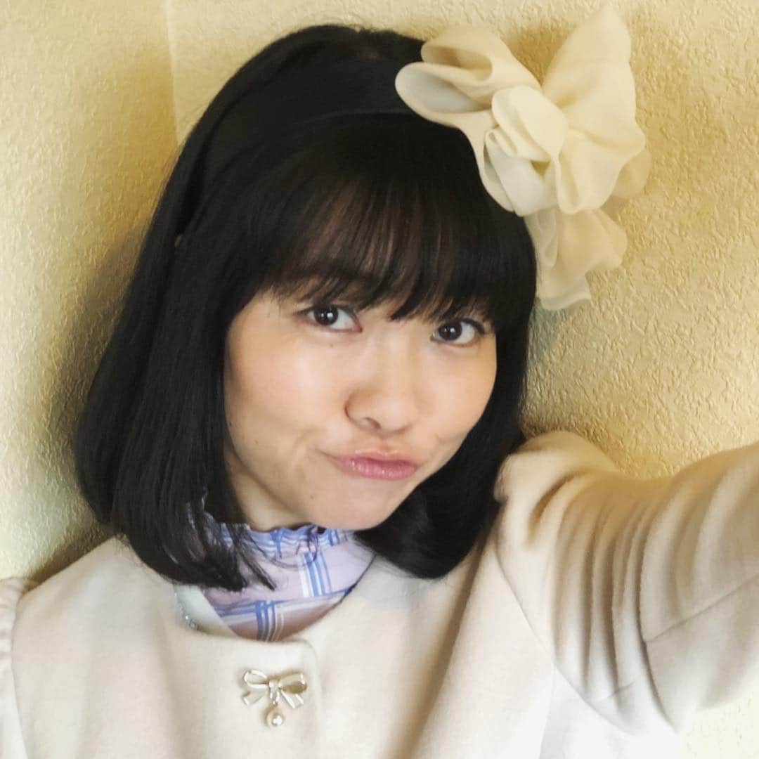 白洲美加の世界のインスタグラム：「美加のリボンコーデシリーズ🎀 これ、持ってる中で一番評判イイやつ！  #大ぶりが可愛いでしょ #動くと揺れる存在感 #実はカチューシャ」