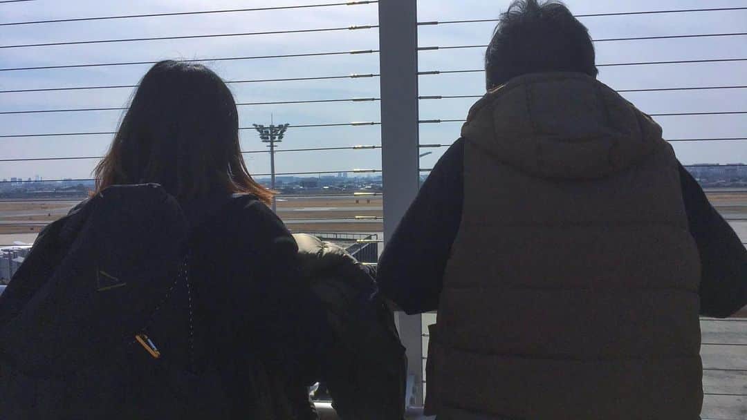 中村優さんのインスタグラム写真 - (中村優Instagram)「お父さんと私。 東京に戻るのに、両親が伊丹空港まで送ってくれました🚗 母と私がお茶してる間、父は子どものように展望台でずっと飛行機眺めてた(笑)。」2月24日 19時29分 - nkmr_yu