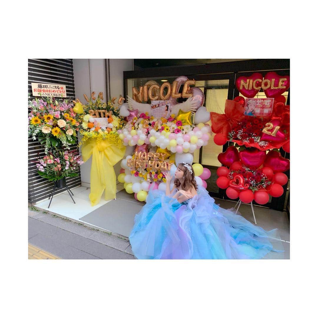 藤田ニコル（にこるん）さんのインスタグラム写真 - (藤田ニコル（にこるん）Instagram)「私はアイドルなのか？ ってくらいのバルーンやお花🥰  ファンの子ありがとう🥺🥺🥺 すき。」2月24日 19時39分 - 2525nicole2