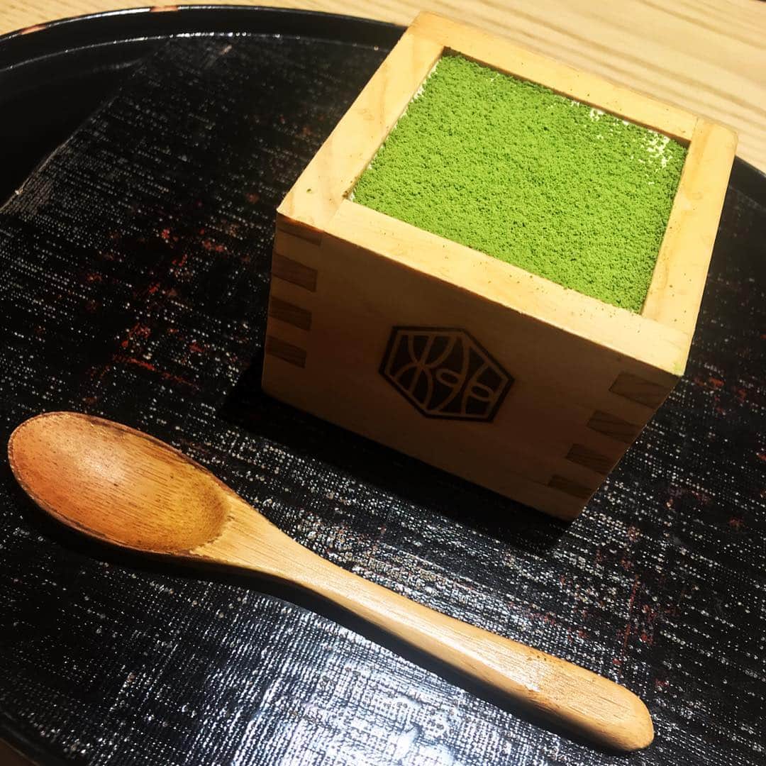 村瀬葵のインスタグラム：「・ やなぎ茶屋の宇治抹茶ティラミス🍵🍵 他のメニューも抹茶だらけで 抹茶好きにはたまらないお店でした👘💕 ・ #asakusa #yanagichaya #matcha #tillamis #cafe #time #やなぎ茶屋 #宇治抹茶ティラミス #抹茶 #浅草 #カフェ」