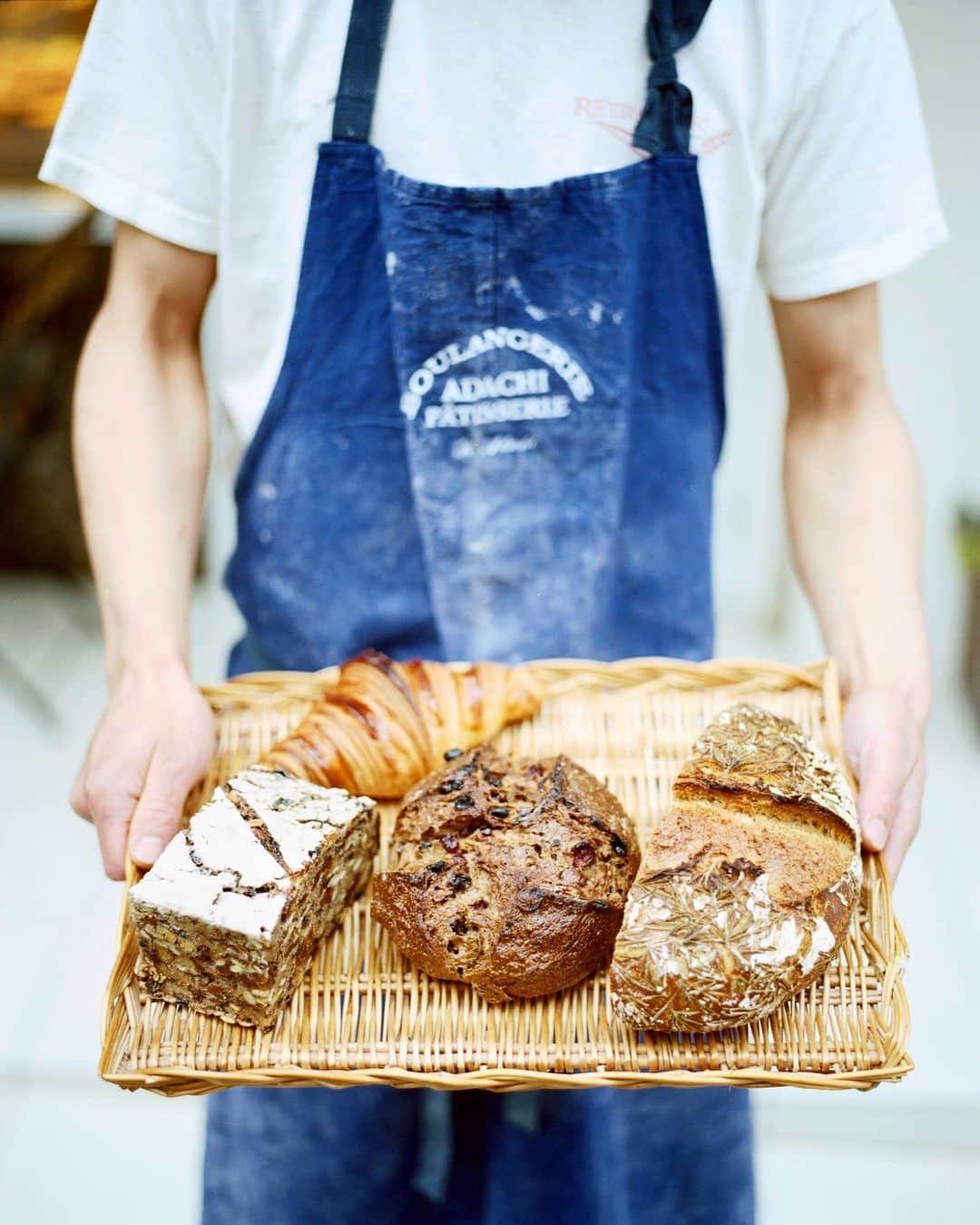 Hanako公式さんのインスタグラム写真 - (Hanako公式Instagram)「一軒でパン、お菓子、自家製の惣菜まで買えるのが〈Boulangerie Patisserie Traiteur ADACHI〉🥖﻿ ﻿ パリの美味しいものがぎゅっと詰まった、まるで博物館のようなお店。本場の美味しさを再現したクロワッサンのほか、足立シェフ自慢の品が並びます。﻿ ﻿ ﻿ 【Hanako_チョコレート特集発売!!】﻿ #Hanako #Hanako_magazine #Hanako30th #BoulangeriePatisserieTraiteurADACHI #ADACHI #パン好き #横浜 #ベーカリー #パン部 #bakery #パン屋さん #パン巡り #横浜 #横浜カフェ #横浜グルメ #スイーツ部 #スイーツ巡り #東京カフェ #カフェ部  #カフェ巡り #クロワッサン #コーヒースタンド #yokohama  #Photoby_KenyaAbe ﻿ ﻿」2月24日 19時59分 - hanako_magazine