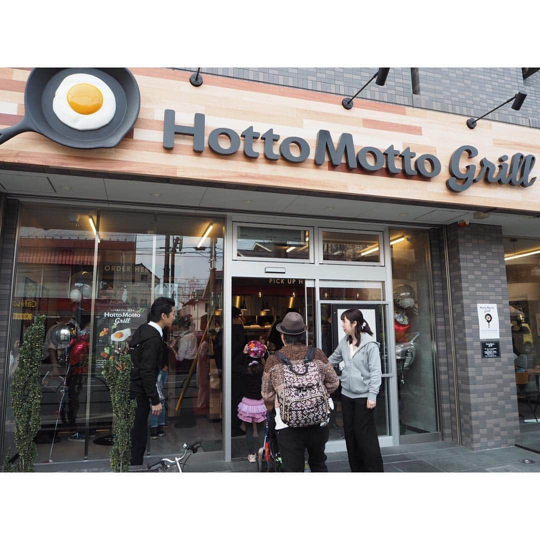 ayakoさんのインスタグラム写真 - (ayakoInstagram)「❤︎ 今日は1人だけを連れてもう1人はパパと😊 世田谷三宿通りにオープンするほっともっとグリル @hottomottogrill_tokyo 開店前のプレイベントに参加してきました😊 * * ほっともっとグリルの「Grilled Bento」は、チキンやハンバーグがとってもジューシーでこのおいしさのカギを握っているのが、過熱水蒸気を利用したスチームオーブンで超高温の過熱水蒸気の力で旨味を閉じ込め、ジューシーな食感をキープされ、余分な脂はしっかりカット❗️試食会では息子はチキン、私はハンバーグでご飯はもち麦入り金芽ごはん❗️美味しくて互いに一口もあげず😂ペロリ完食でした🤤サイドメニューには蒸し鶏や、キヌアをトッピングしたカップサラダも食べ応えありで美味しくヘルシーに栄養満点で大満足😊イベントに呼ばれたお客さんでお賑わいでした😊 * * 内装も外装もカフェのようにお洒落で女性やファミリーでも入りやすく、ヘルシーで美味しいお弁当が買えるのは嬉しいな😆タッチパネル注文も新鮮でした😆 * * #ほっともっとグリル#ハンバーグ#サラダ#出来立て#グリル#お弁当#おうちごはん #promotion#デリスタグラマー#クッキングラム#丁寧な暮らしお弁当記録」2月24日 20時02分 - ayaya315