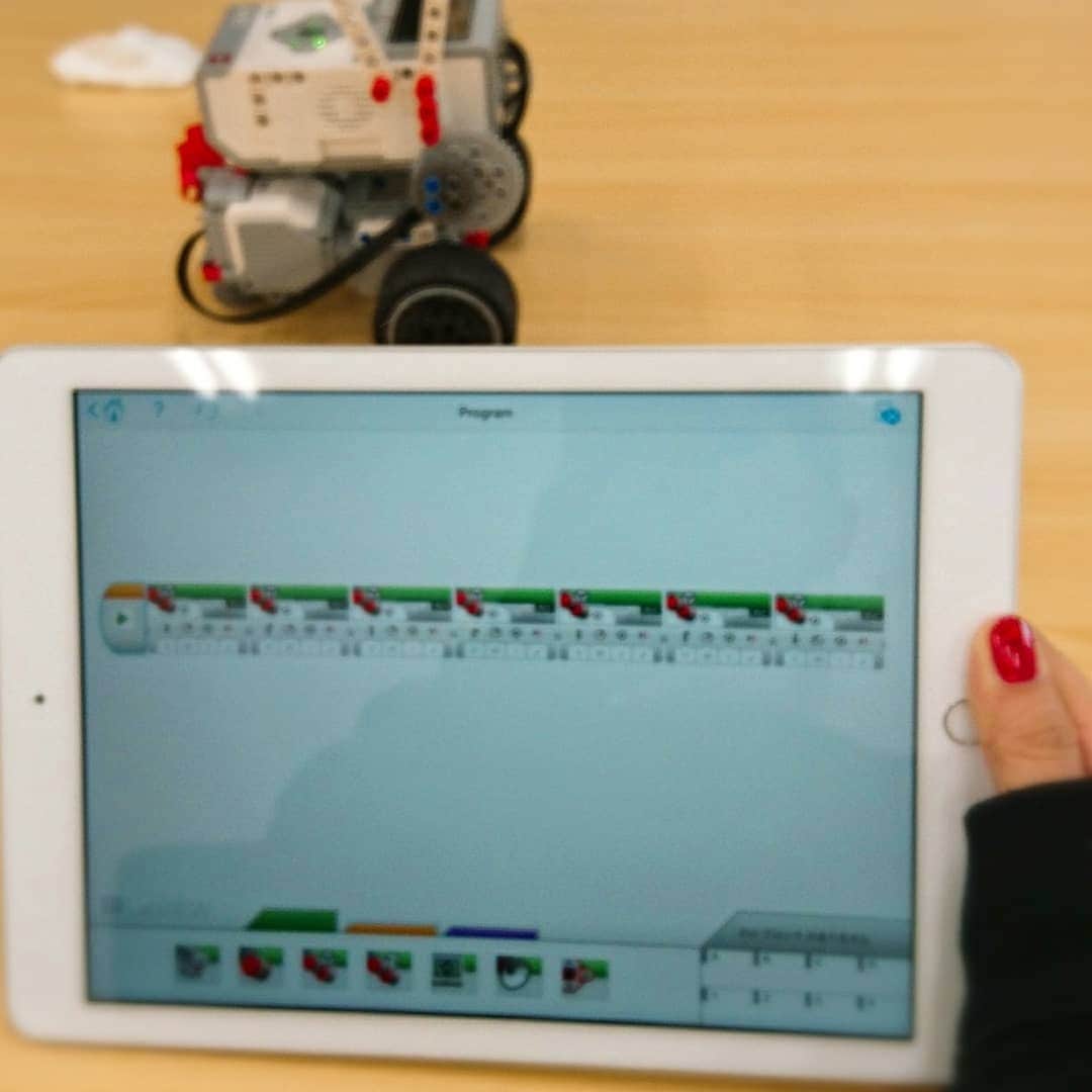 真山景子さんのインスタグラム写真 - (真山景子Instagram)「ロボットプログラミング体験。  月島にある、#ProgLab  という教室で先生に習い、ロボットを作り、そのロボットに動き方をプログラミングしiPadで操作するという体験してきました✨ 大人も楽しめちゃう、子供は凄い吸収力で覚えていく。とてもよい経験させてもらいました✨😊息子は宝島へお宝をとって帰ってくるミッション。私は土星から火星にロボットを動かしてます笑❤️✨ #子供達の未来への可能性 #キラキラしてました #息子のやる気が半端ない #好きなことを伸ばしてあげたい #距離や角度を計算 #AIの世界」2月24日 20時05分 - keikomayamaya