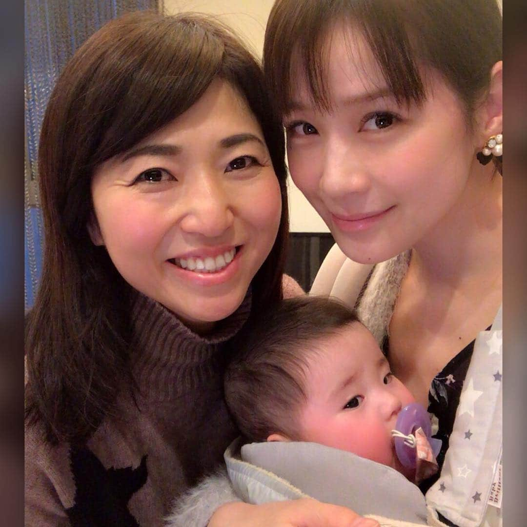 相沢まきさんのインスタグラム写真 - (相沢まきInstagram)「《骨盤矯正は産後半年が勝負》と聞いていたのに完全に放置。 産後半年が経ち、体重は戻したものの、体型が戻りません😭 という事で、久々にめっちゃ痛いけど即効性がある @m.plus へ。 昔は施術中脂汗出てたけど今回はなんとか大丈夫でした✨ そして、産後パツパツでボタン部分がキツくてプクプクの枝豆みたいに広がっていたパンツは、サヤエンドウくらいに広がりが少なくなってきました！ 何度か通って妊娠前のパンツがまた履けるようになりますように🙏 ドMに超オススメのサロンです😁 かなり痛い💦けど、効きますよー😁  #mplus #エムプラス #痛い #けど効く #ドMにおススメ #麻布十番 #産後ケア #くびれ #小顔 #ヒップアップ #バストアップ #本物エステ #産後半年 #骨盤矯正」2月24日 20時17分 - maki_aizawa0414