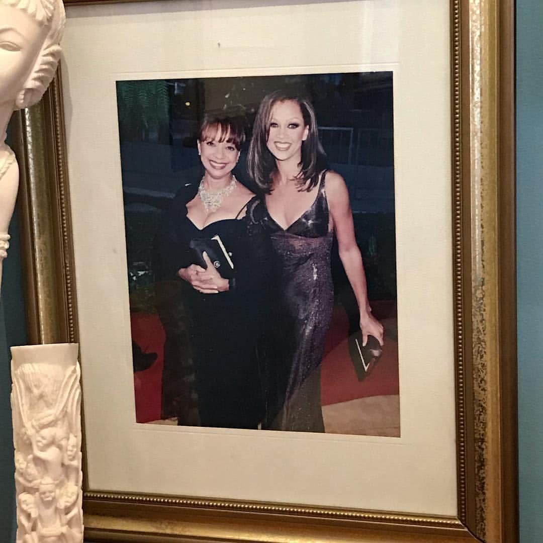 ヴァネッサ・ウィリアムスさんのインスタグラム写真 - (ヴァネッサ・ウィリアムスInstagram)「#oscars 1996 red carpet arrival with @gagawilliams about to sing #colorsofthewind for the win 🌟 wearing chocolate brown @versace metal gown」2月25日 6時23分 - vanessawilliamsofficial