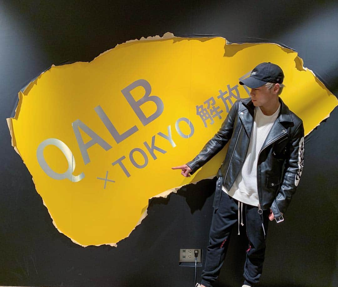 武尊さんのインスタグラム写真 - (武尊Instagram)「QALB @qalb_official  POPUP ショップへ！ バックプリントがドタイプの パーカーとライダースGET⭐️ ショップは3月5日まで！ #QALB #TOKYO解放区」2月24日 22時12分 - k1takeru