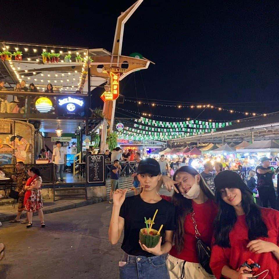 TWICEさんのインスタグラム写真 - (TWICEInstagram)「in #Thailand💜🤟 야시장 너무 재밌었따아앙!! 영상도 나중에 올리겠어어어!! 언제나 #포카리 🐳」2月24日 22時12分 - twicetagram