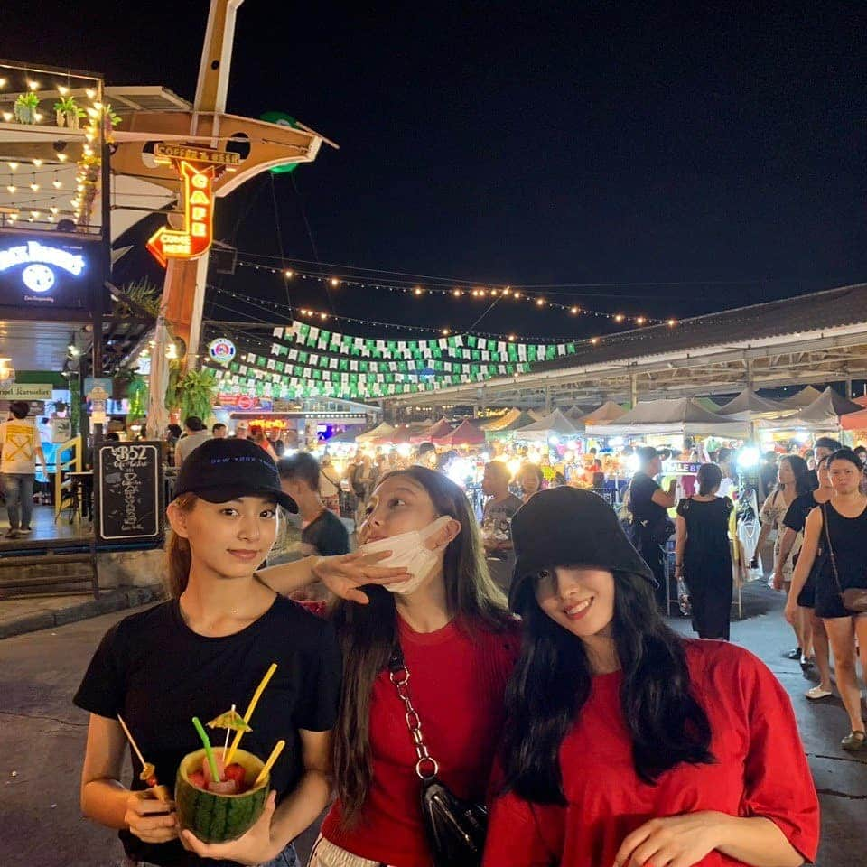 TWICEさんのインスタグラム写真 - (TWICEInstagram)「in #Thailand💜🤟 야시장 너무 재밌었따아앙!! 영상도 나중에 올리겠어어어!! 언제나 #포카리 🐳」2月24日 22時12分 - twicetagram