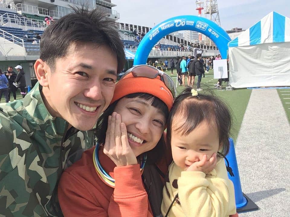 金田朋子のインスタグラム：「ぽぽちゃんのマラソンの応援に行ってきました。 チームのマネージャーって色々同時にできない私には超大変でした！！私もマラソン頑張るぞー(^-^) #cpfu #champion #CHAMPION100  #駅伝 #ランニング #running #マラソン  #森渉 #金田朋子 #千笑」