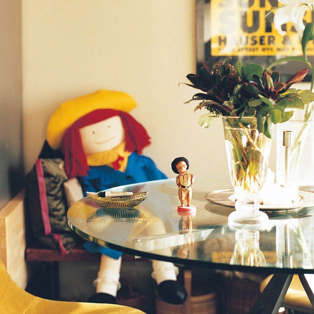 ginza magazineさんのインスタグラム写真 - (ginza magazineInstagram)「彼女と、光の射す東京の部屋。⠀ 🌞⠀ 東京のライフスタイルに息づく快適哲学。⠀ 村田和歌子 / モデル⠀ エンツォ・マリのテーブルにトム・ディクソンのランプ。壁にはスターリング・ルビーのポスターが。⠀ ⠀ #room #tokyo #lifestyle #東京の部屋 #ライフスタイル #ルーム」2月24日 22時37分 - ginzamagazine