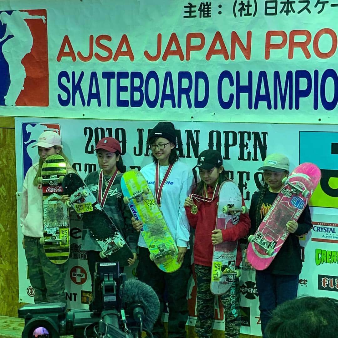 のインスタグラム：「2019 JAPAN OPEN STREET CONTEST 2位になれました。 今年に入ってほぼ毎週末大会会場のムラサキパーク東京に通ったかいがありました。 関係者の皆様、出場された選手の皆様お疲れ様でした。 ありがとうございました。 大会の動画は撮り忘れました。 #ムラサキスポーツイオンモール高岡店RIDER#2018jrsfスケートボード強化指定選手#girlsskater#skateboard #skatebording #skater#skatelife #skate#sk8」