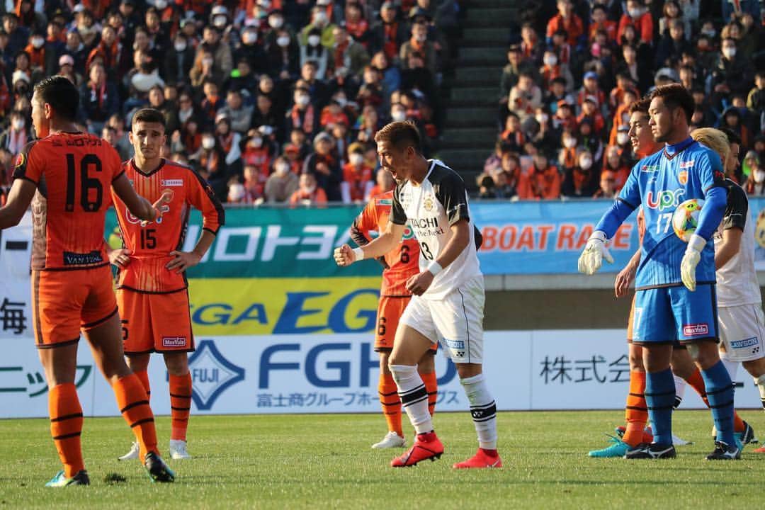 小池龍太のインスタグラム：「J2開幕 vs山口 2-1勝ち💪💪💪 この試合で改めて勝つ事の大切さ難しさを実感しました。 ここからスタート。 大きな1勝。 勝つ事は当たり前ではない。勝つ為に全力を尽くす事を当たり前に、それをもっと大きな力に柏レイソルを一つにして強くなりましょう。 #VITORIA #柏レイソル #まだまだこれから #次も勝つよ  山口サポーターの皆様 温かく迎えて頂きありがとうございました。 懐かしく楽しい時間でした。 また会いましょう！」