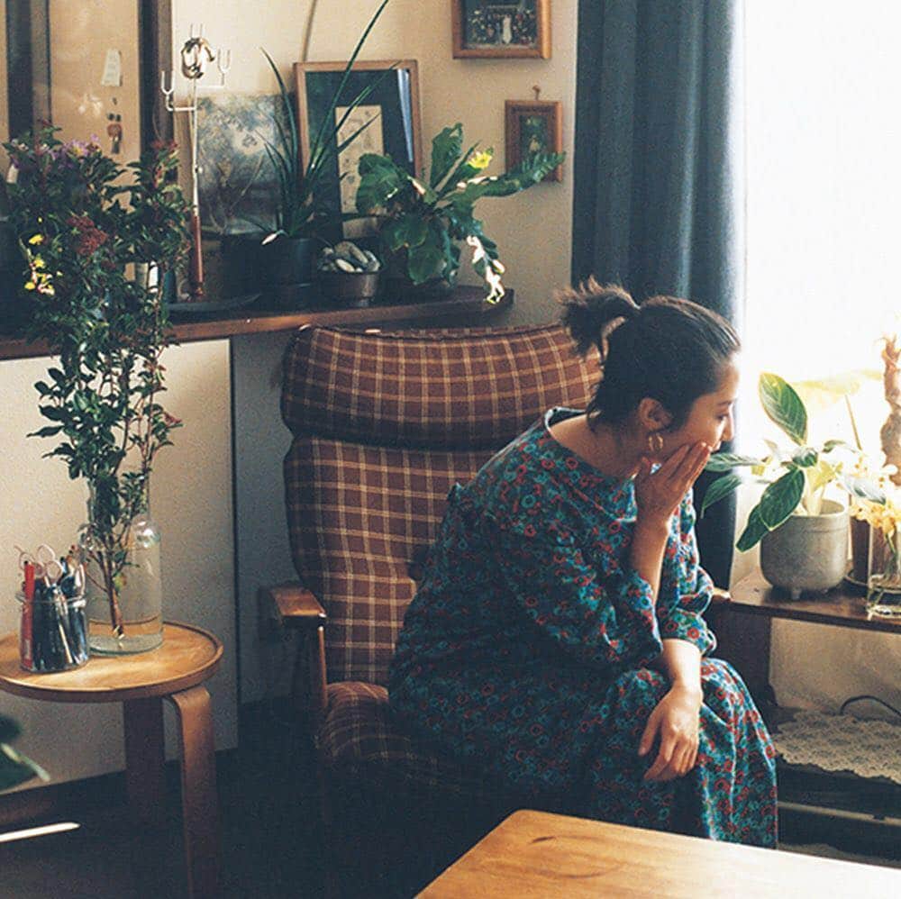 ginza magazineさんのインスタグラム写真 - (ginza magazineInstagram)「彼女と、光の射す東京の部屋。⠀ 🌞⠀ 味のある空間にキラリ、個性的なミックス＆マッチ⠀ 鈴木里美 / OZ VINTAGEオーナー⠀ 長野から連れ帰ったアームチェアは、リラックス時間の定位置。窓辺などの植物は、ホームセンターに車で出かけてまとめ買いがいつものパターン。⠀ ⠀ #room #tokyo #lifestyle #東京の部屋 #ライフスタイル #ルーム」2月24日 23時22分 - ginzamagazine