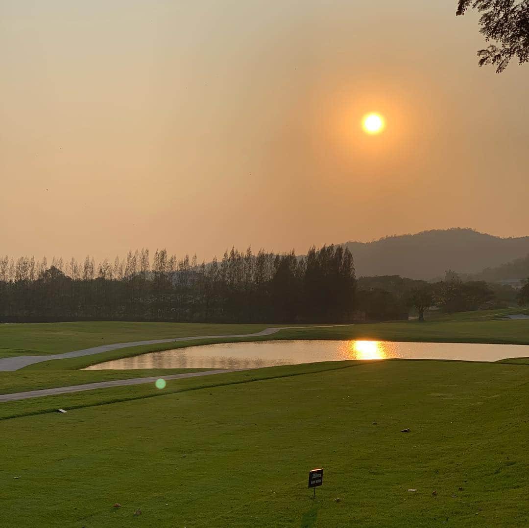 のインスタグラム：「先日タイから帰ってきました🇹🇭 初めてのタイでしたが、とってもいい合宿ができました😊！ 今回は初めてチームの皆さんにも一緒に来てもらいました！ たくさんのサポートのおかげで、充実した合宿になりました😊 ありがとうございました！！！ . 開幕までもう少し😊 しっかり集中して頑張ります😊 . #大東建託#資生堂#アネッサ#富士薬品#昭文社#ブリヂストン#ブリヂストンスポーツ#デサントゴルフ#スタージュエリー @descentegolf  @starjewelry_press」