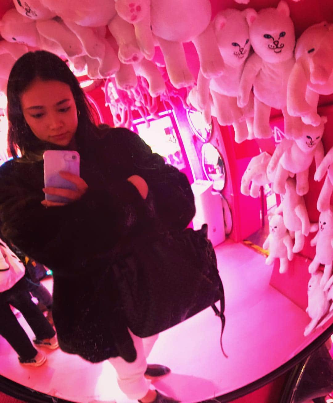 草刈麻有のインスタグラム：「毎年この時期はグランマの毛皮が活躍する👾」