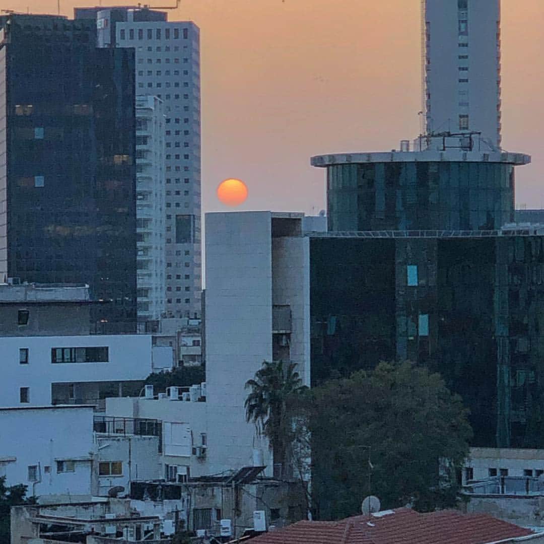 のインスタグラム：「Tel aviv sunset」