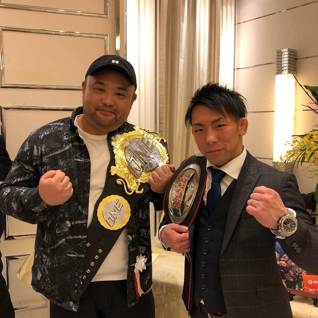 丸山ゴンザレスのインスタグラム：「ONE Championshipストロー級世界王座を奪取した猿田洋祐選手の祝勝会！ 修斗とONEのベルトが並ぶことに多くの関係者が賞賛の嵐でした。 こういう場所でも猿田さんはきっちりこなしてた。さすがです。」