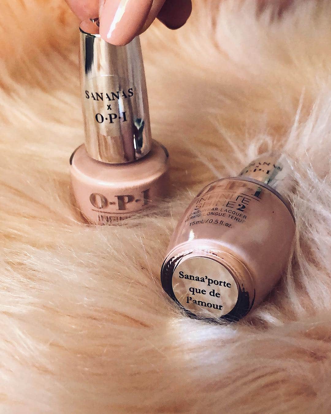 のインスタグラム：「Sanaa’porte que de l’amour ... 💅🏻💖J’ai toujours A-DO-RÉ les jeux de mots des teintes de vernis OPI alors je peux vous dire que je me suis éclatée ! OPI et moi ! Vous vous rendez compte ? Si vous m’aviez parlé de ça il y a quelques années je ne vous aurais jamais jamais cru ... D’ailleurs je n’arrive toujours pas à y croire 🙈 Plus  que quelques jours à tenir ... Merci à tous pour vos adorables messages, sans vous tout ça n’existerait pas 🙌🏻💚🍍SO EXCITEEEEED 😆 . #OPIxSANANAS #Soon #OMG #CantBelieveIt」