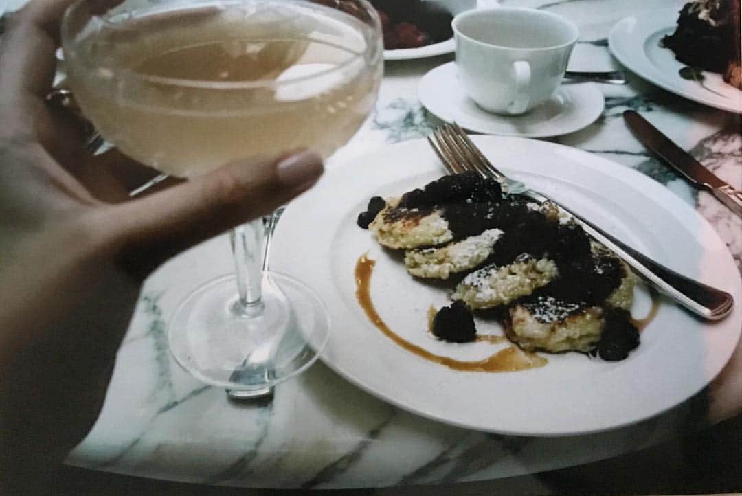 アリシア・デブナム・キャリーのインスタグラム：「Film from Summer Sunday’s.  Still my favourite meal. 🥂🥞」