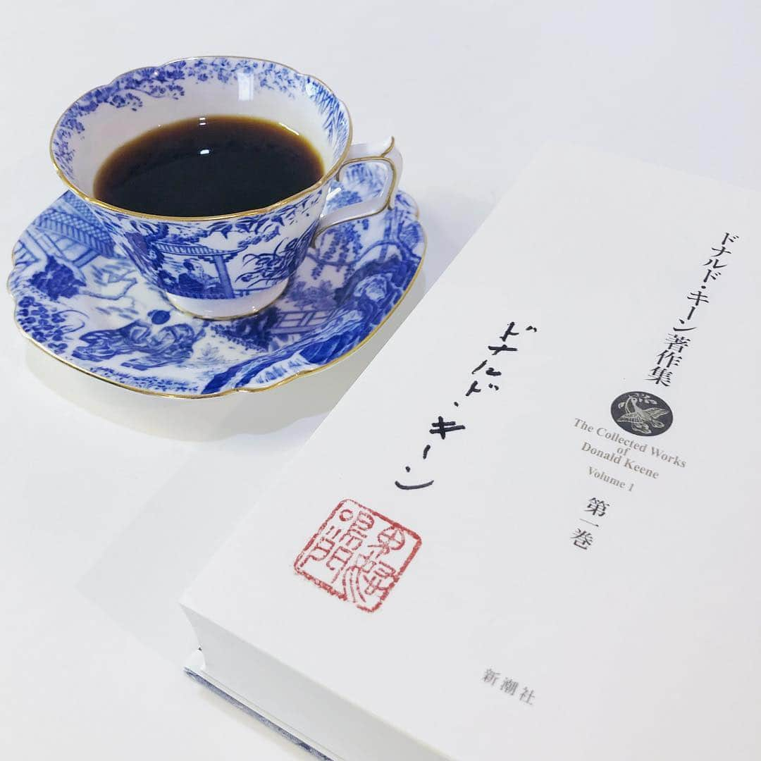 井嶋ナギのインスタグラム：「ドナルド・キーン先生がお亡くなりになった。トークイベントでサインをいただいた『ドナルド・キーン著作集』を、追悼の気持ちで読む。﻿ 戦中、海軍日本語学校に入学し、通訳としてアッツ島に送られる、その軍艦の中で、なんと平安期の女性の日記の英訳を読んでいたというくだりに、思わず泣いた。﻿ ﻿ キーン先生の人生については、『私と20世紀のクロニクル』に詳しい。コロンビア大学の学生時代にアーサー・ウェイリー訳『源氏物語』を読んで夢中になり、日本語を学び始め、海軍の翻訳通訳養成の日本語学校で11ヶ月訓練した時には、新聞くらいは読めるようになっていたという（！）。﻿ ﻿ 海軍では、ガダルカナル島で押収した死んだ日本兵の日記の翻訳もしたそう。米軍では日記は厳禁（情報漏洩の為）だったが、日本兵はみな日記をつけていて、英語で「これを家族に届けて欲しい」と書いてあったりした、と。キーンさんは、遺族に渡そうと机に隠したが、見つかって没収されてしまったとか。﻿ ﻿ 戦後、キーン先生はケンブリッジ大学へ移り、そこで日本語会話の授業を依頼されるが、なぜかその教材が『古今集』。学生たちは平安時代の言葉で会話しており、「真面目な男」と言いたい時には「ひたすらなをのこ」と言っていたそうで、これには爆笑してしまった。﻿ ﻿ ﻿ #ドナルドキーン #鬼怒鳴門 #DonaldKeene﻿ #本と珈琲 #ティーカップソーサー #royalcrownderby ﻿#BlueMikado  #bookish #booknerds #booknerd #bookgram #booklover﻿﻿ #booktography #book #books ﻿#読書ノート #読書日記 #ナギの読書ノート ﻿﻿ #tokyogram ﻿﻿#japangram #ilovejapan #japanlover #lovejapan #lifeinjapan ﻿」