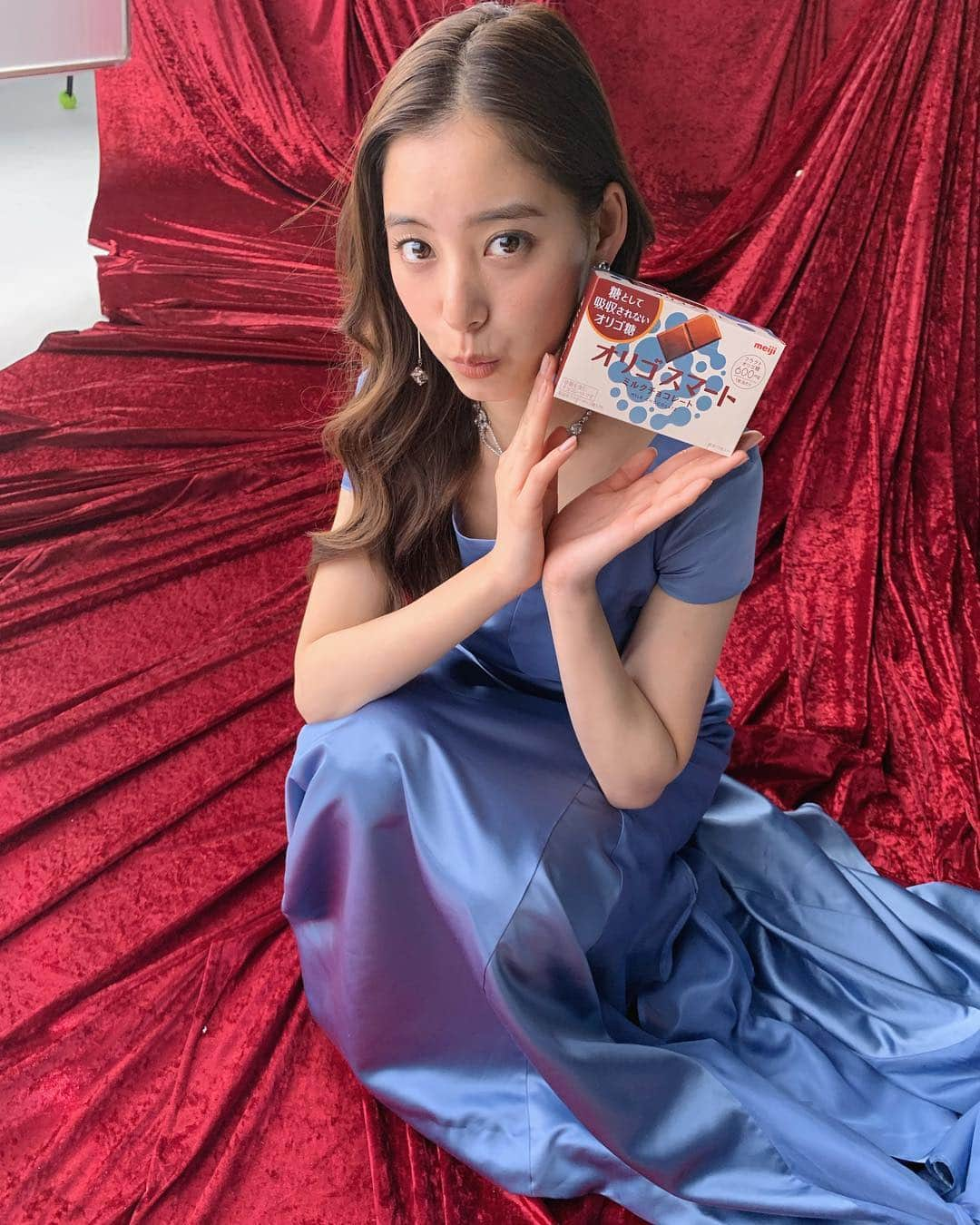 新木優子さんのインスタグラム写真 - (新木優子Instagram)「〜お知らせ〜  この度、明治オリゴスマートのイメージキャラクターを務めさせて頂くことになりました☺️ 私も大好きなチョコレート、でもついうっかり食べすぎてしまうことも、、 でも、オリゴスマートなら糖として吸収されないオリゴ糖だし、ちょっと食べすぎても大丈夫って思えちゃう☺️ 味も濃厚で美味しい本格的なチョコ♡  明日からcmも放送されるそうなので是非チェックして下さったら嬉しいです！」2月25日 16時32分 - yuuuuukko_