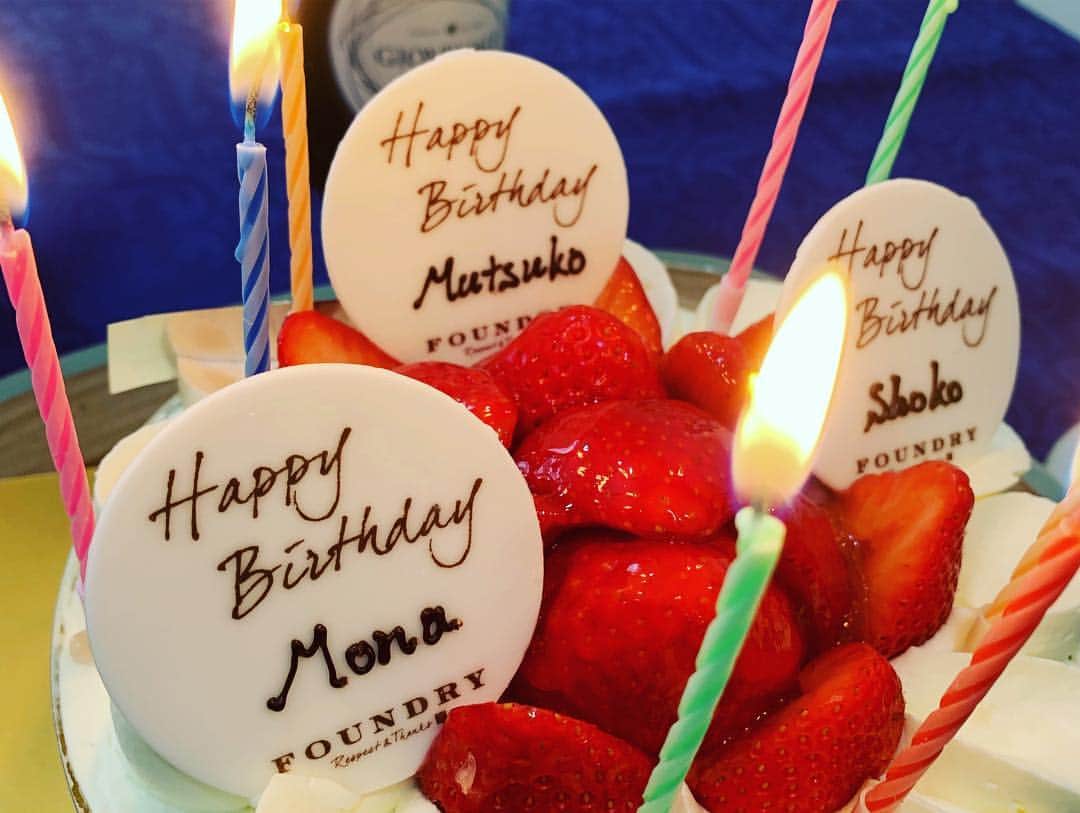 山本モナさんのインスタグラム写真 - (山本モナInstagram)「お誕生日をお祝いしていただきました😆 ジュンちゃんありがとう❤️ #楽しかったー #美味しいタイ料理にむっちゃんの世界一のカヌレ #楽しい会話 #あっという間に時間たってた」2月25日 15時16分 - monayamamoto