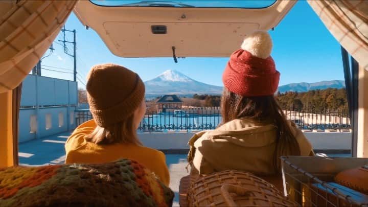 Naokoのインスタグラム：「GLAMPING with GoPro!! * GoPro HERO7( @goprojp )を持って グランピングへ行ってきました！ アウトドアで大活躍のGoProですが、 それは優秀な手ブレ補正機能のお陰で、 ある意味雑に撮ってもかっこよく綺麗に撮れちゃうんです！ スーパーフォト機能で逆光も肉眼で見たように 撮れるのに感動しました！  スマホや一眼デジとはまた違う類のカメラだと思います。  コンパクトだしこれから鞄にサッと忍ばせて 春を沢山撮りたいな〜🌸 そして夏は海へ、、🤤 ちょこまか動く子供を撮るのにもおススメです！  この時の様子がTABI LABOさんのページに 紹介されているので是非見てみてください。 プロフ画面にリンク貼ってあります😊  #gopro #pr」