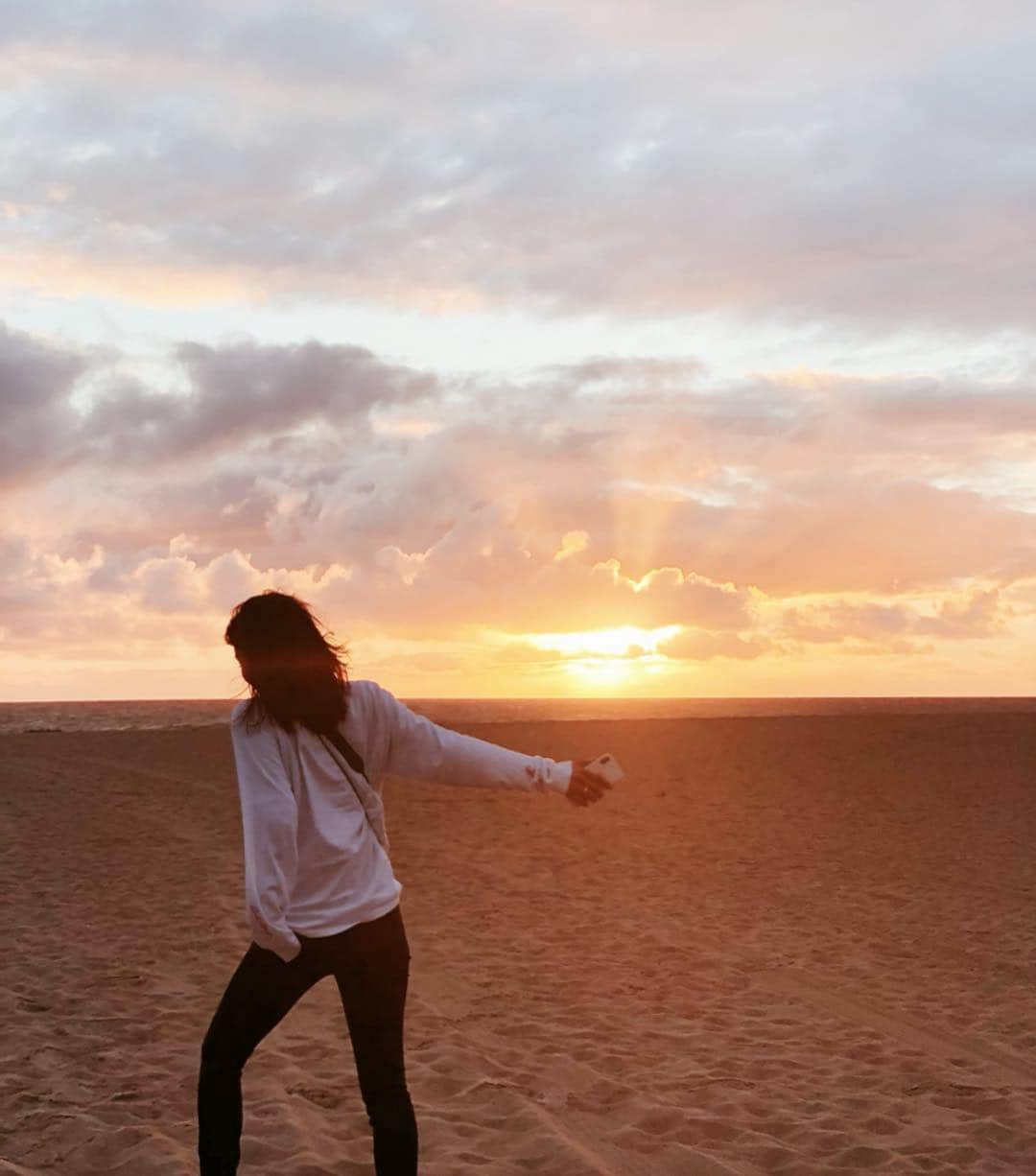 栗山遥さんのインスタグラム写真 - (栗山遥Instagram)「旅の終盤で、 やっとやっと見れたsunset🌅 美しすぎるサンセットに心が爆発した✨ 自然の美しさや、壮大さに感謝だ〜 それから、このサンセットを見ることができる環境や、 感動する心があることにも❤️✨」2月25日 16時23分 - harukakuriyama