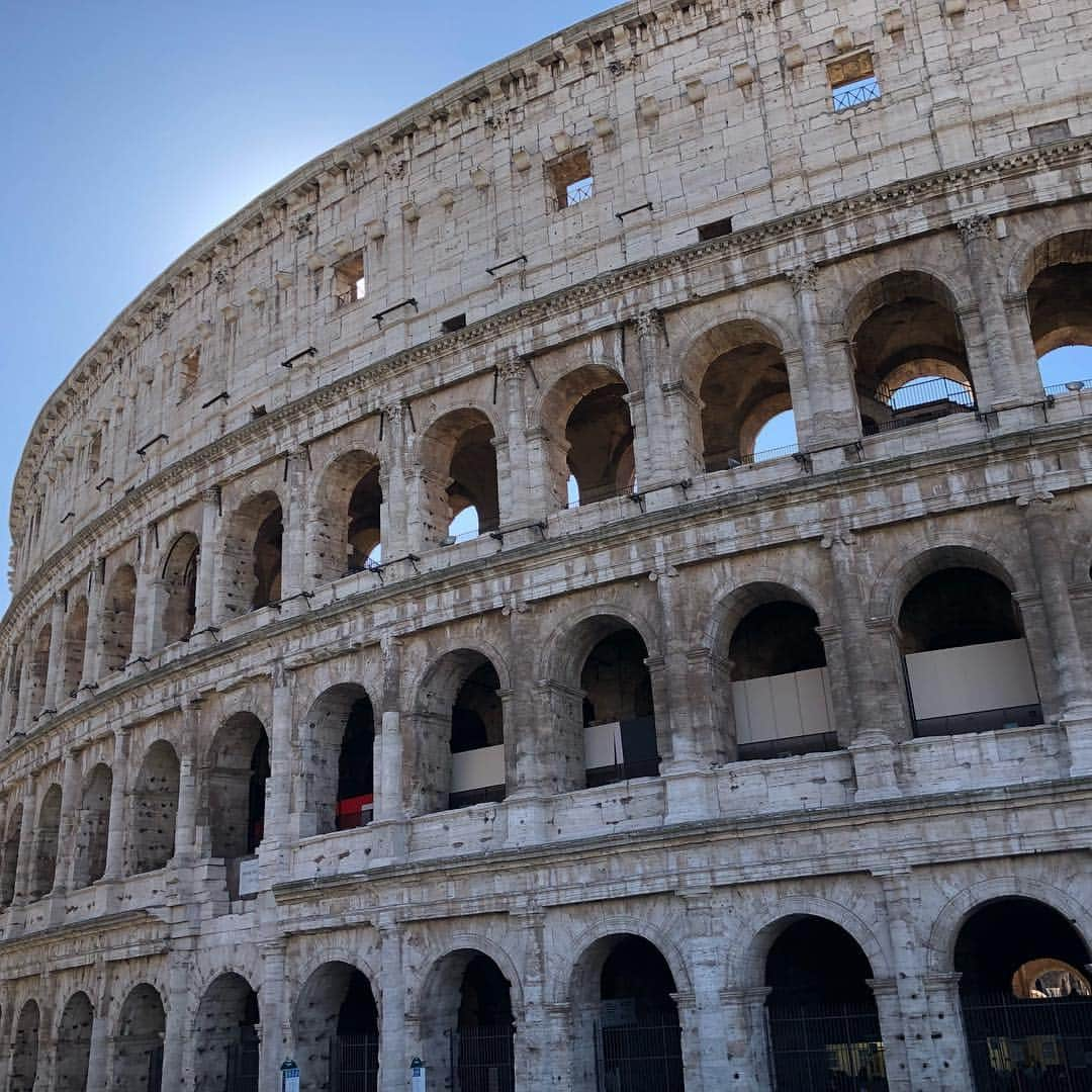 平田亮介のインスタグラム：「2週続けてローマへ🇮🇹🇮🇹 ①初の昼コロッセオ ②ローマのシンボルアニマルの雌オオカミ ③真実の口 ④ナヴォーナ広場 ⑤四大河の噴水 ⑥亀の噴水 ⑦トレヴィの泉 ⑧ローマにまた来られるおまじない ⑨サンタンジェロ城 ⑩ランチの鴨肉パスタ 個人的にイタリアに来る前に映画『天使と悪魔』を観たので、ロケ地であるナヴォーナ広場・四大河の噴水、サンタンジェロ城はかなりテンション上がりました！ナヴォーナ広場ではトムハンクスの「Help somebody!!」が聞こえた気がしました。これからイタリアに来る人は是非 何か関係のある映画を観ると楽しさ倍増です。トレヴィの泉でコインを投げたのでまたローマに帰ってこられるでしょう😆😆 忘れられない1日になりました😊😊 #Italy #anguillara #中央大学バレーボール部 #中央大学バレーボール部後援会 #WiHo #PinnAR」