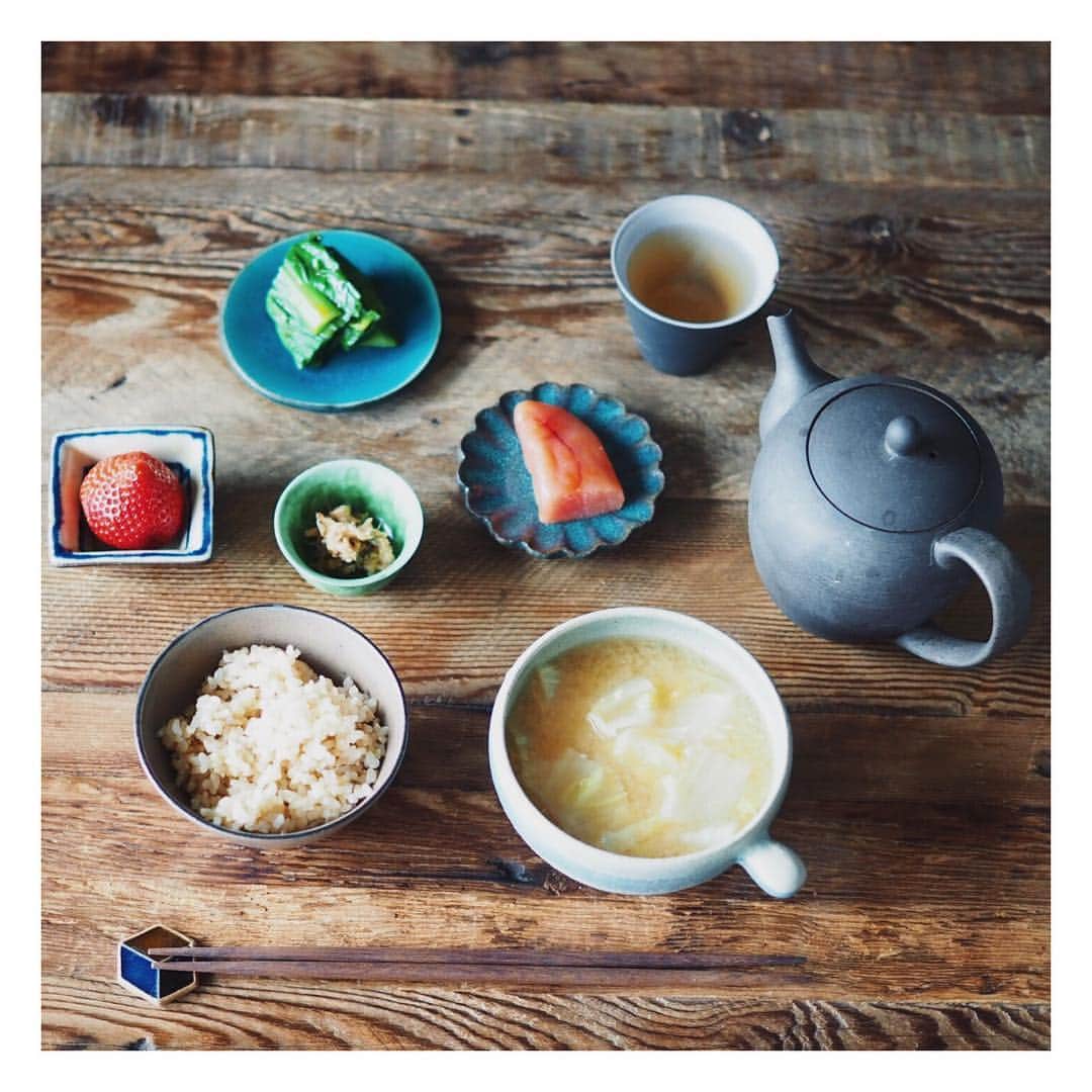 高山都さんのインスタグラム写真 - (高山都Instagram)「お腹空いたなーって寝て、起きた朝は簡単なものでもご馳走に感じるから不思議。 15分で朝ごはん🍚 @otuna.tuna のえごま味噌味のツナ(激ウマ♡)、らもさんからの福岡土産の明太子、クタクタ白菜のお味噌汁、青梗菜のオイスターソース和え、 #江頭さんの玄米 母からの大きないちご。 あ、これで10000投稿目だ。 なんてことない、ふつーの朝の風景、なんなら全然手をかけてないご飯だけど、これもワタシのリアルな日常のひとこま。 そーやって2010年から残し続けてきたなー。 これからも、マイペースに、ふつーだけど、なんか面白いよねーとか楽しんでもらえるものを綴っていけたらいいな。 イメージは新聞の4コマ漫画。 あって普通だけど、ないと寂しい。 そんな存在になりたいw 皆さま、いつも見てくれて、温かい応援をありがとうございます♡ #みやれゴハン #おはよう #あさごはん #豆皿 #うつわ好き #勝手に #祝10000枚」2月25日 9時03分 - miyare38