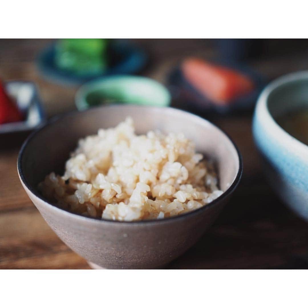 高山都さんのインスタグラム写真 - (高山都Instagram)「お腹空いたなーって寝て、起きた朝は簡単なものでもご馳走に感じるから不思議。 15分で朝ごはん🍚 @otuna.tuna のえごま味噌味のツナ(激ウマ♡)、らもさんからの福岡土産の明太子、クタクタ白菜のお味噌汁、青梗菜のオイスターソース和え、 #江頭さんの玄米 母からの大きないちご。 あ、これで10000投稿目だ。 なんてことない、ふつーの朝の風景、なんなら全然手をかけてないご飯だけど、これもワタシのリアルな日常のひとこま。 そーやって2010年から残し続けてきたなー。 これからも、マイペースに、ふつーだけど、なんか面白いよねーとか楽しんでもらえるものを綴っていけたらいいな。 イメージは新聞の4コマ漫画。 あって普通だけど、ないと寂しい。 そんな存在になりたいw 皆さま、いつも見てくれて、温かい応援をありがとうございます♡ #みやれゴハン #おはよう #あさごはん #豆皿 #うつわ好き #勝手に #祝10000枚」2月25日 9時03分 - miyare38