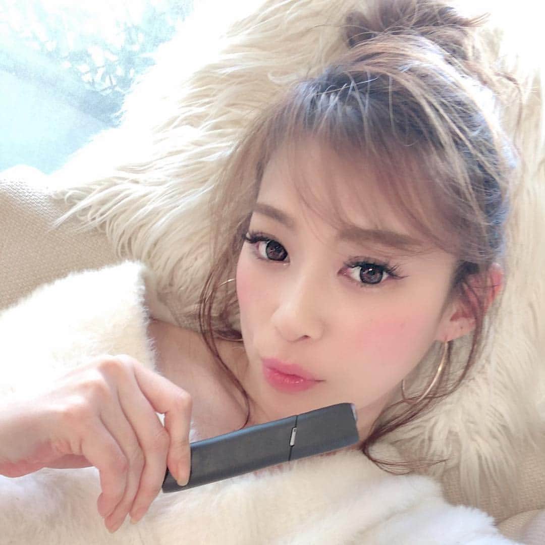 長谷川唯のインスタグラム：「#IQOSThisChangesEverythin #IQOSアンバサダー #IQOSJapan ・ ・  thx @iqos_jp 💜💜 ・ ・  日当たりがいいなぁ😌💛家でコーヒーを飲みながらゆっくり映画を見るときに欠かせない一つ、IQOS 3 MULTI😌そんな日常を過ごすことが何よりの楽しみ😚💓 ・ ・  そこでみんな素敵な情報がありまーす✨ IQOS 3 MULTIとIQOS 3のお得なセットが販売してるみたいだよ😆💛成人喫煙者のみんな、是非この機会に購入してねん👌🏻 ・ ・  詳しくはIQOSストアと公式IQOSサイトで確認してください。 ・ ・ ※成人喫煙者向けの本製品には、リスクがないわけではありません。」