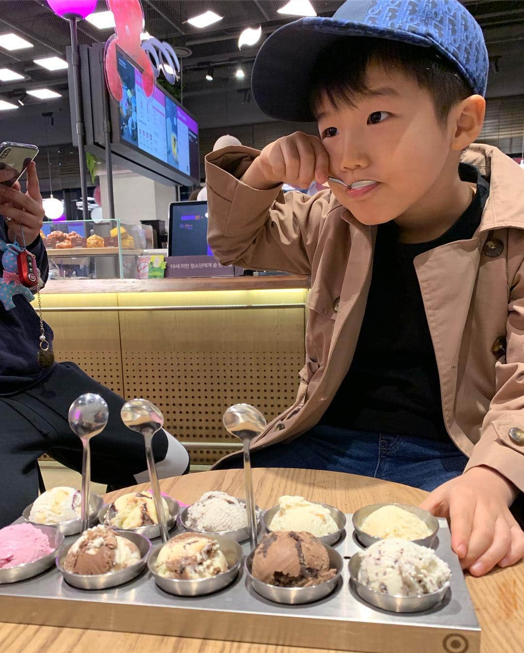 ヤン・ヒョンソクさんのインスタグラム写真 - (ヤン・ヒョンソクInstagram)「MY FRIEND ..MY SON  WITH HIS ONE & ONLY FAVORITE SINGER GD  #YG」2月25日 9時27分 - fromyg
