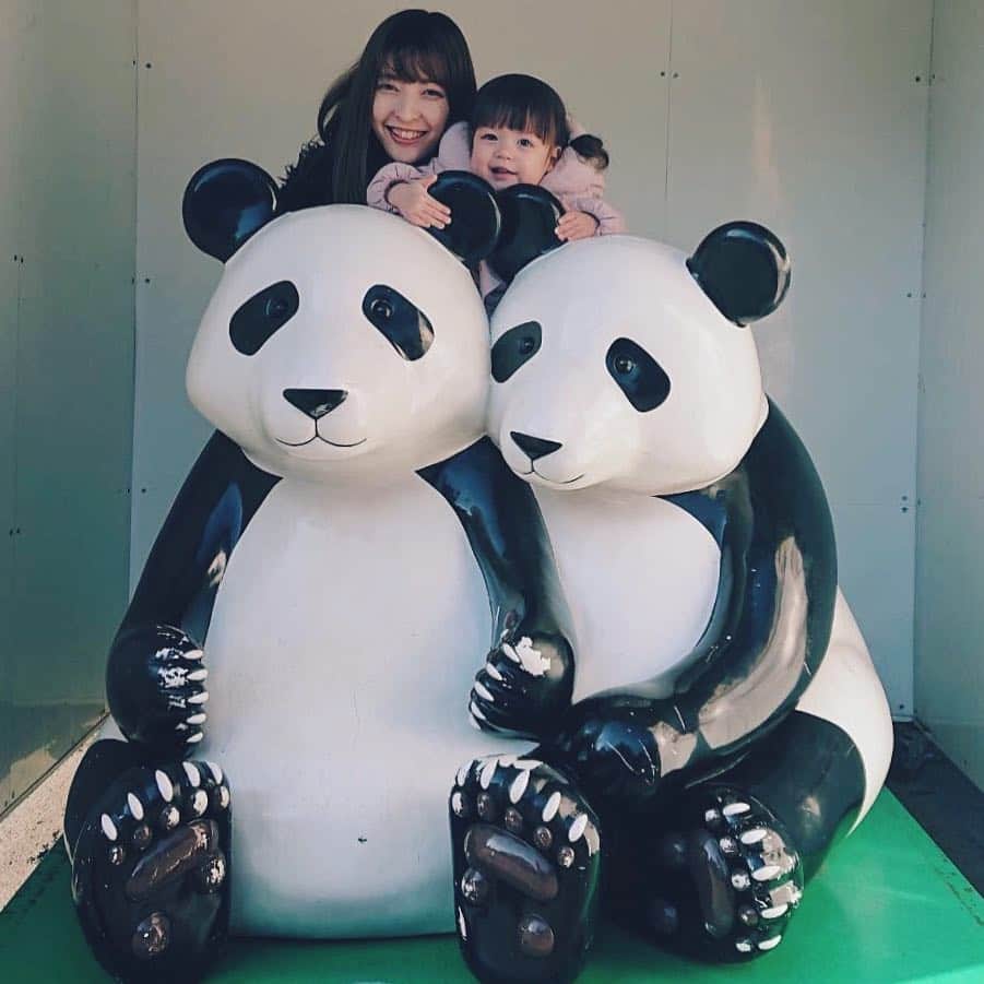 山本朋子のインスタグラム：「なんでも興味持つようになってきてお出かけが楽しい時期🐼💓 ﻿ ﻿ #上野動物園年パス﻿ #パンダ大好き ﻿ #1歳7ヶ月」