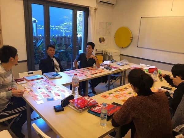 Alb Barcelona Football Academyのインスタグラム：「\\語学学校// アルビ生が通う語学学校、Kingsbrook idiomasでは基本的に、少人数での授業が毎週月曜日から金曜日まで行われ、スペイン語の習得を目指します🇪🇸 今日はカードを使って楽しくスペイン語学習しました🗣 様々な国籍のクラスメイトとの異文化交流をしながらのスペイン語学習は非常に勉強になります💪  #albirexniigatabarcelona #albirexniigata #albirexniigatasingapore #aibirex #niigata #barcelona #soccer #アルビレックス #アルビレックス新潟 #アルビレックス新潟シンガポール #アルビレックス新潟バルセロナ #新潟 #バルセロナ #アイシテルニイガタ #サッカー好きな人とつながりたい #サッカー留学 #語学留学 #就職 #サッカー業界 #サッカー #スポーツビジネス #スポーツマネジメント #チームマネジメント」