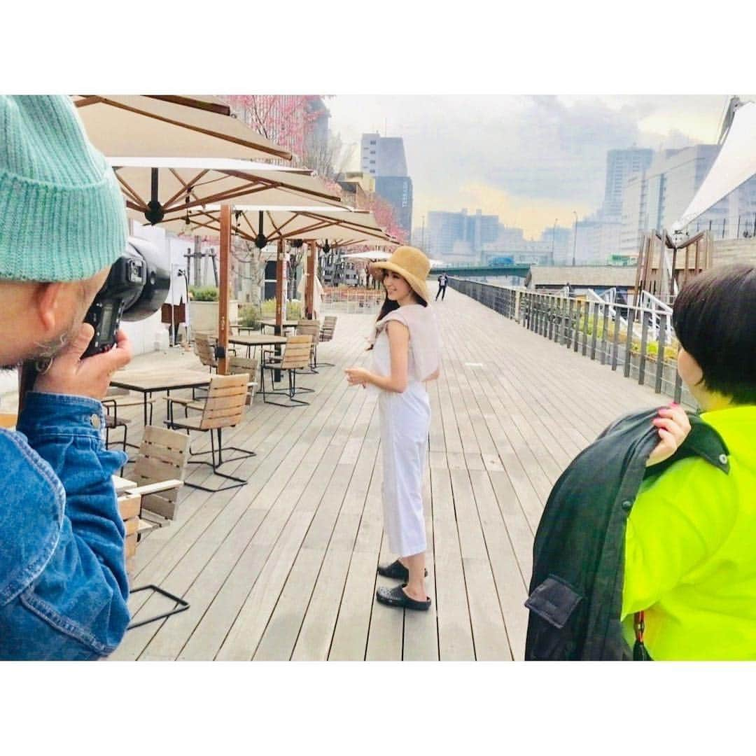 有村実樹さんのインスタグラム写真 - (有村実樹Instagram)「👗﻿ ANA SKY SHOPの撮影でした✈️﻿ ﻿ 夏号なのでノースリーブもあり、﻿ 寒さは強い方ですが、まだ2月。 さすがに冷えますね🤧﻿ ﻿ ﻿ 明日も撮影だし、今日の冷えは今日のうちに取らないと。﻿ 帰って暖まります♨️﻿ ﻿ ﻿ #anaskyshop #機内誌 #ノースリーブ」2月25日 16時40分 - arimura_miki