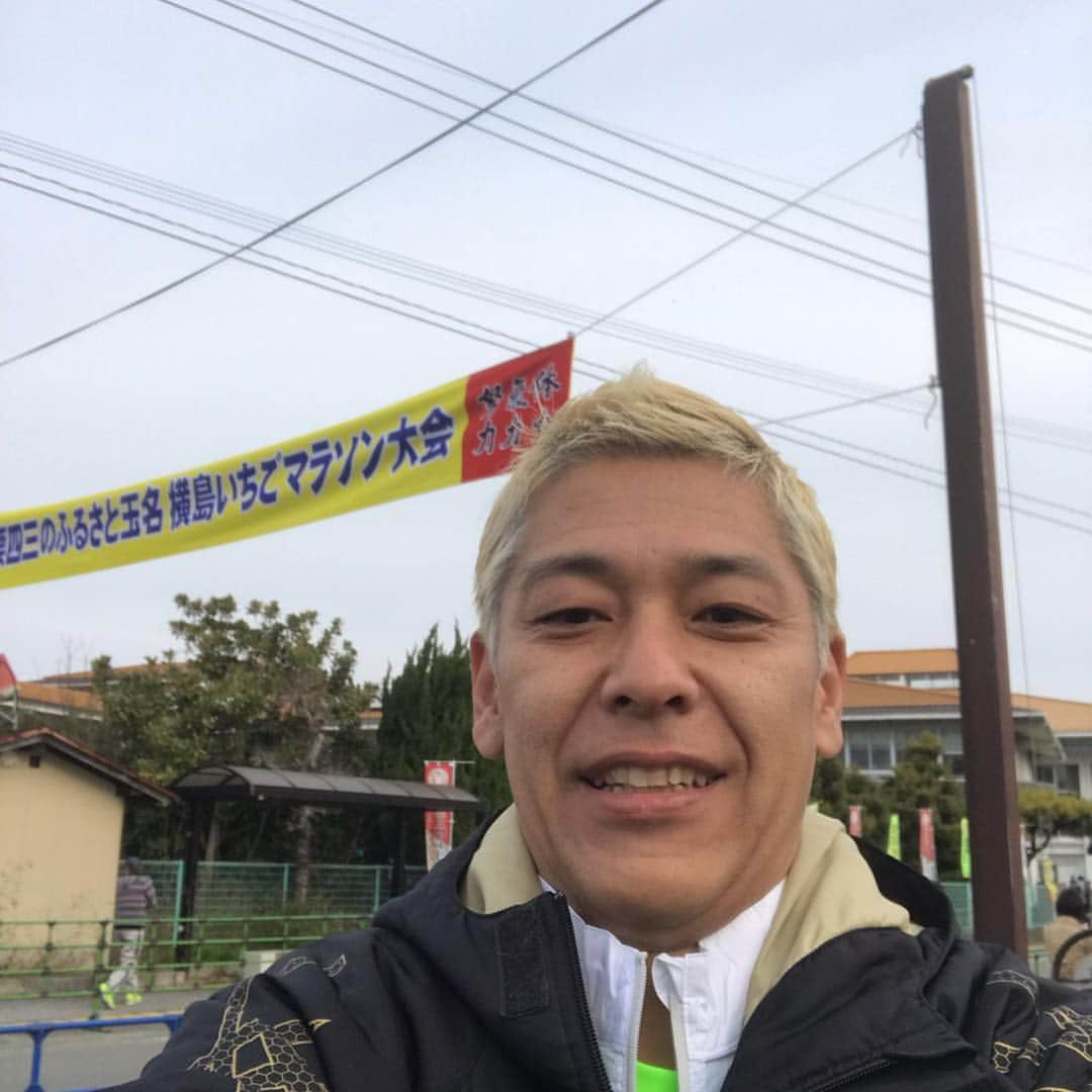 田村亮のインスタグラム：「横島いちごマラソン、走りました。 #ロンドンブーツ亮 #ハーフマラソン #このランニングシューズはこの大会で終了#ランシューは消耗品#次のシューズは検討中 #横島いちごマラソンの走りは#NHK#ランスマ#で放送します #スターターは中村勘九郎さんと宮崎美子さん#金栗四三#地元#いだてん」