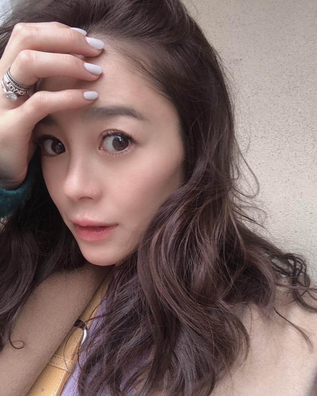 大桑マイミのインスタグラム：「ネイルと睫毛のお直しに@salonbdaikanyamaにいってきました。今回はライトグレー&濃いめのグレー  春物のカラフルな小物やお洋服にとてもピッたりです。  睫毛は8.9.10と 目尻にいくほど長く〜ナチュラルになるようにつけてもらいました。一度に両方できるし朝早く予約もとれるので助かります。 ＊＊＊＊ 今日は撮影が午前で終了。 お迎えまで少し時間ができたので 愛宕を散歩。 雲から覗く太陽が気持ち〜穏やかな日。」